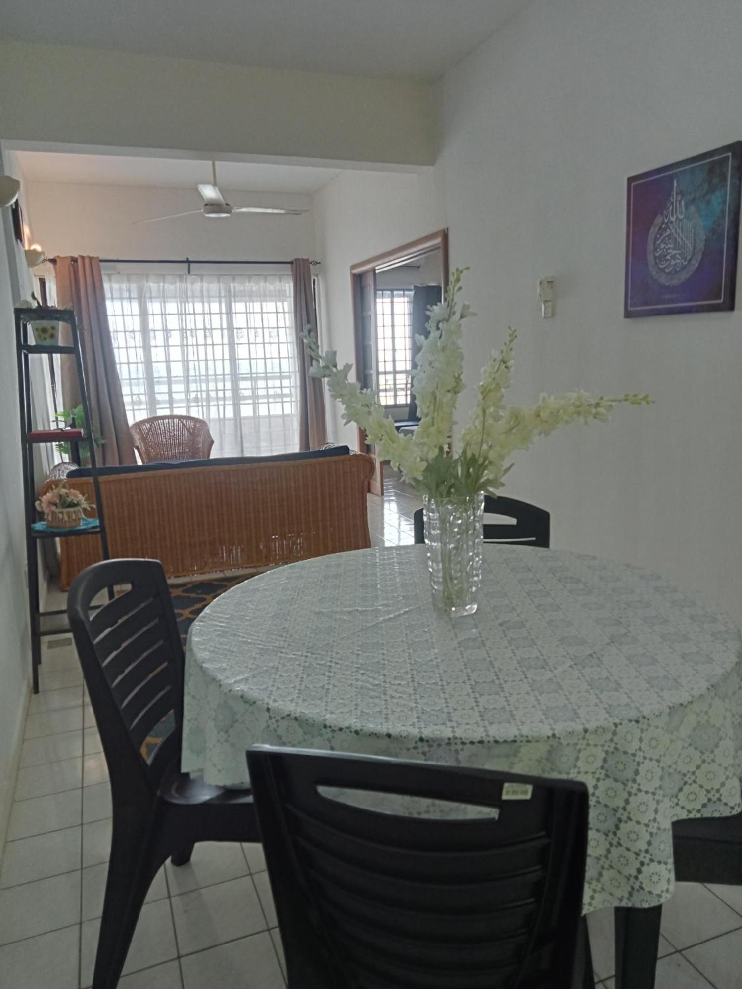 Lestari Seaview Apartment *